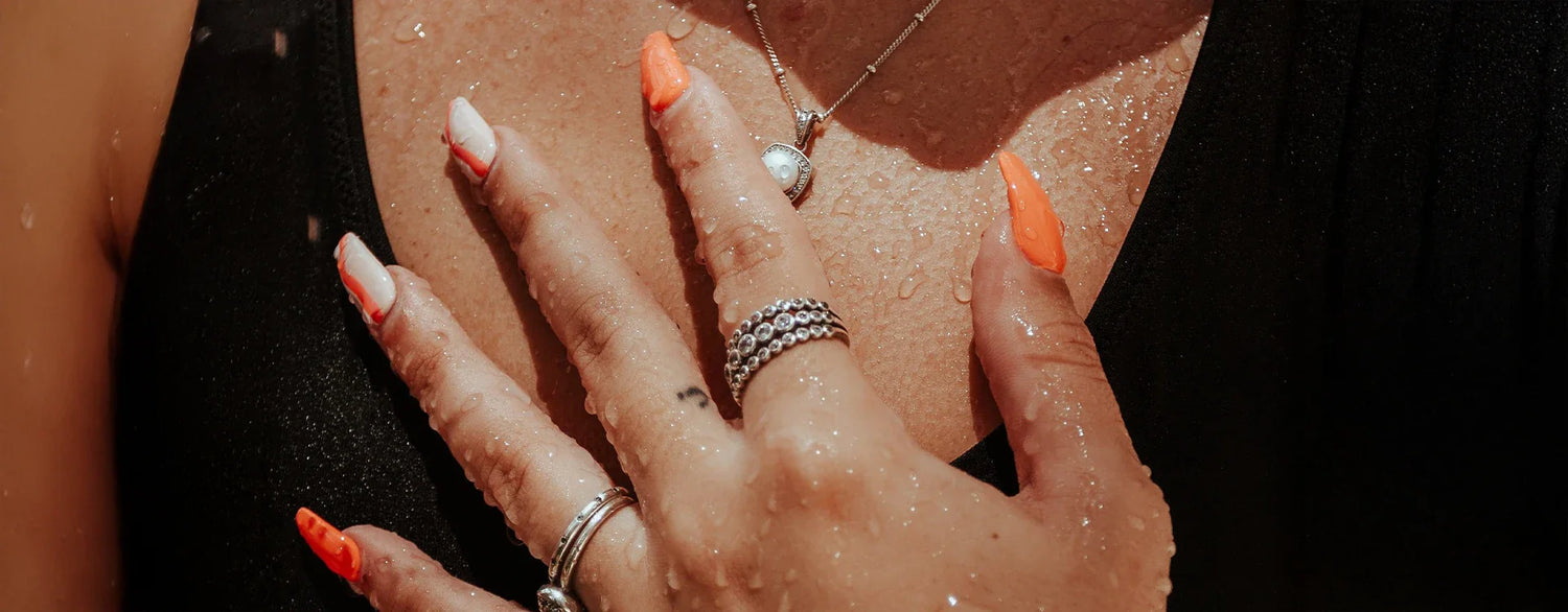 Peut-on se doucher avec un bijou en acier inoxydable ?