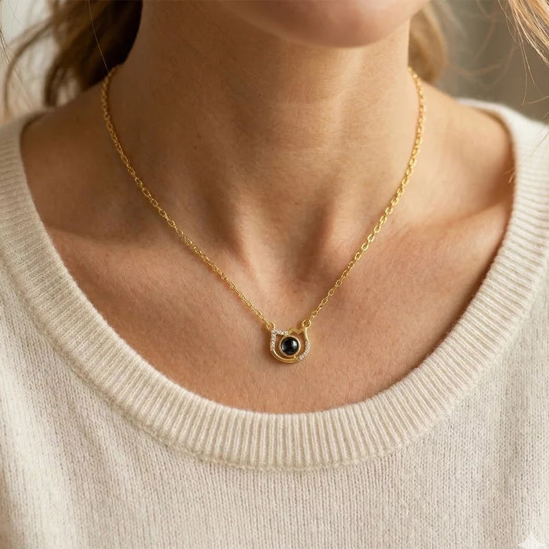 Collier Projection Photo Chat