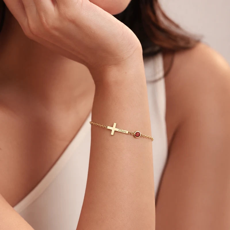 Bracelet Croix Gravée avec Pierre de Naissance Or Femme