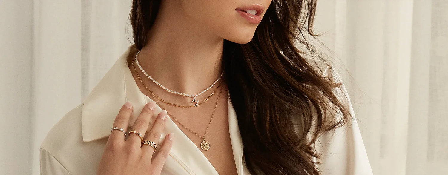 10 idées de bijoux personnalisés à offrir à une femme