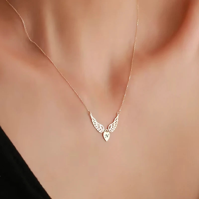 Collier Initiale Gravée avec d'Ailes d'Ange Femme